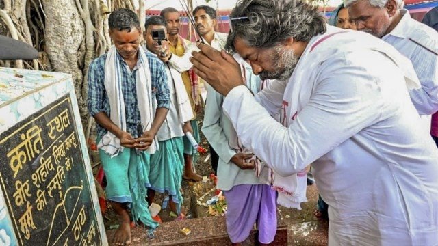 Former-Jharkhand-CM-Hemant-Soren-pays-tribute-at-a-memorial-for-an-1855-tribal-rebellion-against-the-British